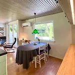 Cozy And Updated House On Large Private Lot * Højby