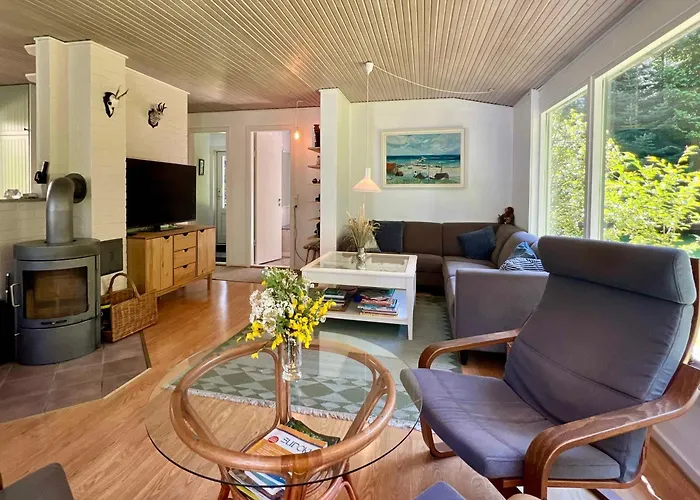 Cozy And Updated House On Large Private Lot Hojby